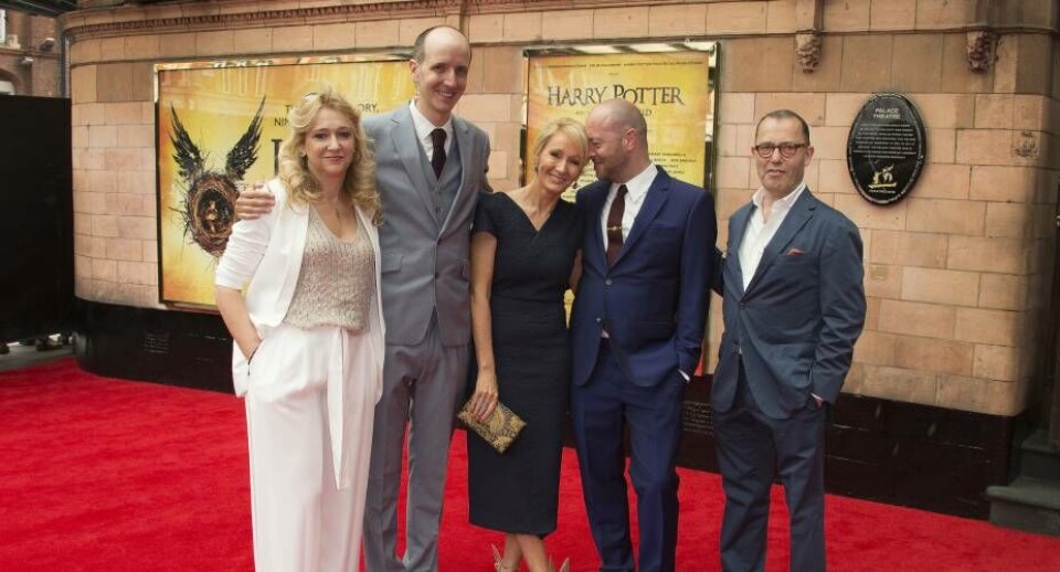 Her ses produceren, forfatterne og instruktøren bag det nye Harry Potter-stykke til gallapremieren af Harry Potter and the Cursed Child, som bliver spillet på et teater i London