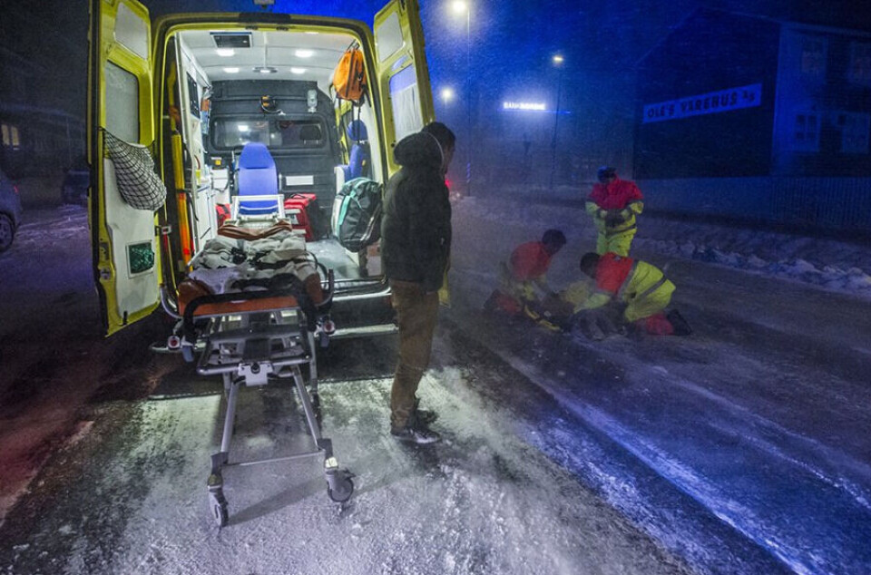 Her bliver kvinden i første omgang hjulpet af ambulancefolk efter hendes fald omkring midnatstid natten til tirsdag tæt ved restaurant Charoen Porn i Nuuks bymidte. Foto: Leiff Josefsen