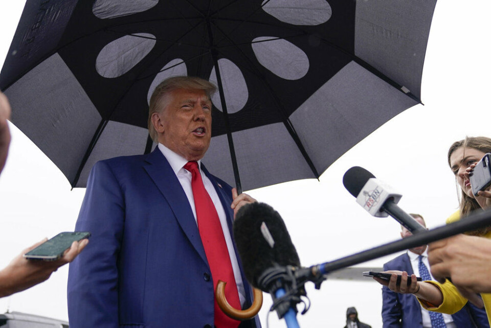Donald Trump giver nogle korte bemærkninger foran sit fly, inden han flyver til New Jersey. Han siger blandt andet, at torsdag er en meget trist dag for USA.