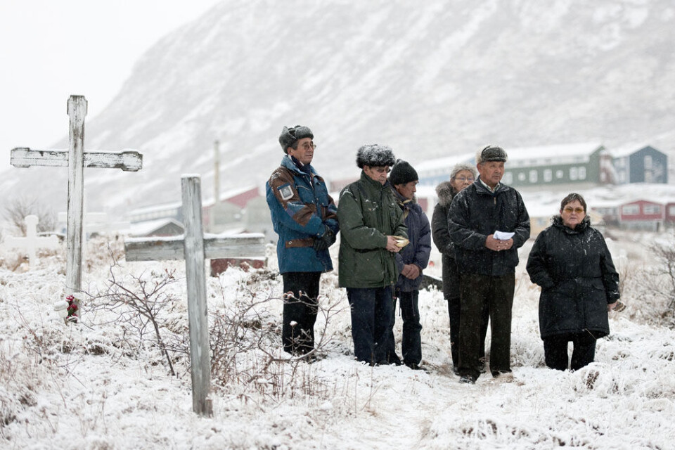 Juledags eftermiddag er der i Narsaq tradition for en kort andagt og salmekorsang til ære for de kære afdøde venner og familie på kirkegården. Her er vi efter andagten. Foto: John Rasmusen