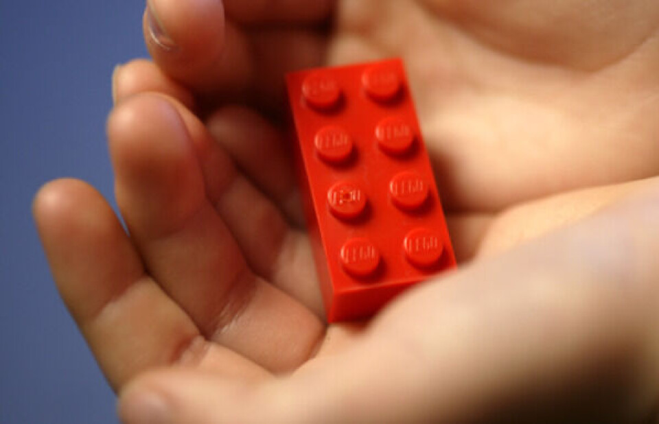 Legos omsætning i årets første seks måneder faldt fem procent til 14,9 milliarder kroner. Det gav et dyk i driftsresultatet på seks procent til 4,4 milliarder kroner.