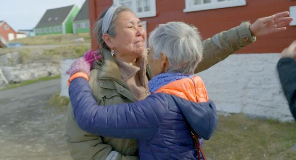 Susanne Sahlgren møder sin biologiske familie i Grønland for første gang i DR-programmet 'Grønlands forsvundne børn'.