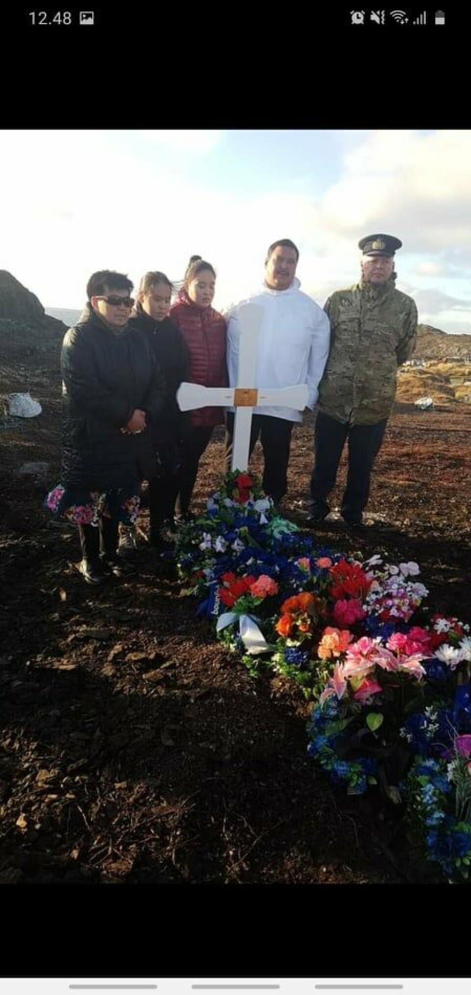 Inuk Larsens mor, to søstre og far ved Inuk Larsens gravsted.