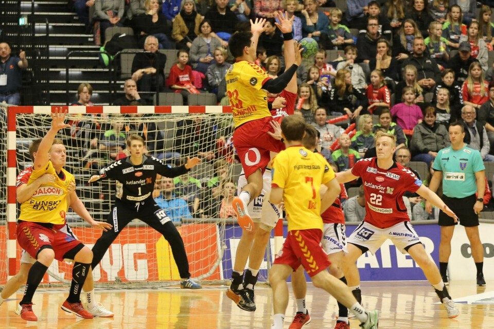 Minik Dahl Høegh med endnu en afslutning Knud Fl. LarsenKampens to topscorere begge med 10 mål Aalborg Håndbolds Emil Berggren med nummer 29 og Minik Dahl Høegh Knud Fl.LarsenJakob Larsen og Minik Dahl Høegh forsøger at få styr på taktikken. Med overtrækstrøje Akutaaneq Kreutzmann Knud Fl. LarsenDer var rødt på tilskuerpladserne i Gigantium i Aalborg Knud Fl. LarsenMinik Dahl Høegh og Lasse Kronborg i GOGs forsvar Knud Fl. Larsen