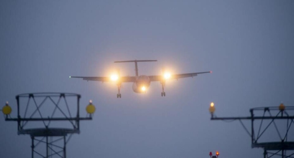 Det er et dobbelt kredsløb der holder landingsbanen oplyst efter mørkets frembrud. Det ene kredsløb er i forbindelse med anlægsarbejdet på den nye lufthavn blevet afbrudt.