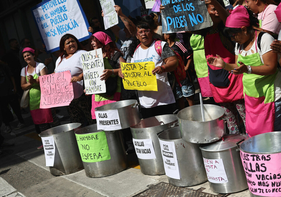 Flere af klodens lande er pressede af stigende fattigdom. Et af de steder er Argentina. Her anslås det, at omkring 40 procent af landets befolkning lever i fattigdom. På billedet protesteres der - 'nej til sult', står der på blandt andet. (Arkivfoto)