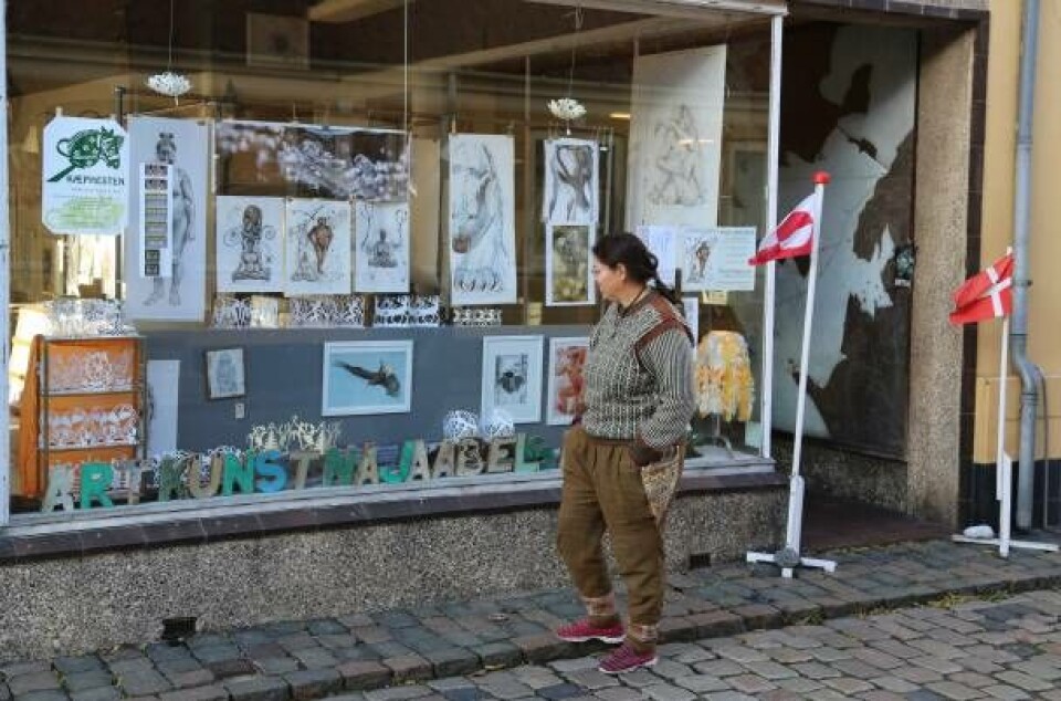 Naja Abelsen uden for sit galleri på Ærø i det sydfynske øhav