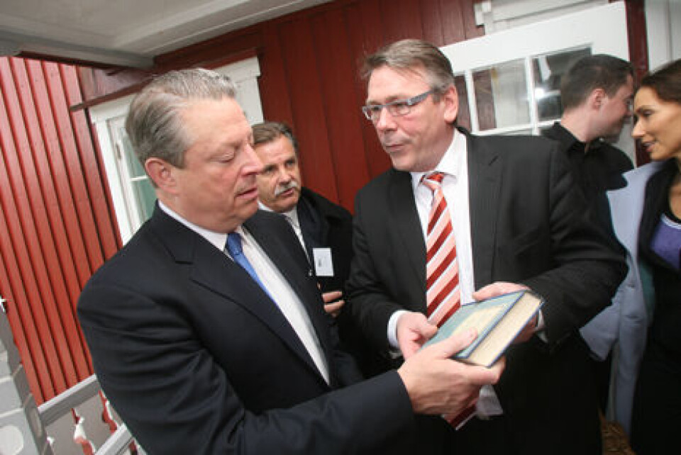 Al Gore med lagmand Joannes Eidesgaard, Socialdemokraterne. Al Gore fremførte mandag sine efterhånden velkendte synspunkter om jordens globale opvarmning under et halvanden time langt foredrag i Nordens Hus i Torshavn. Gore på vej ud efter sin tale. I hånden har han den færøske avis Sosialurin, der mandag med ordene