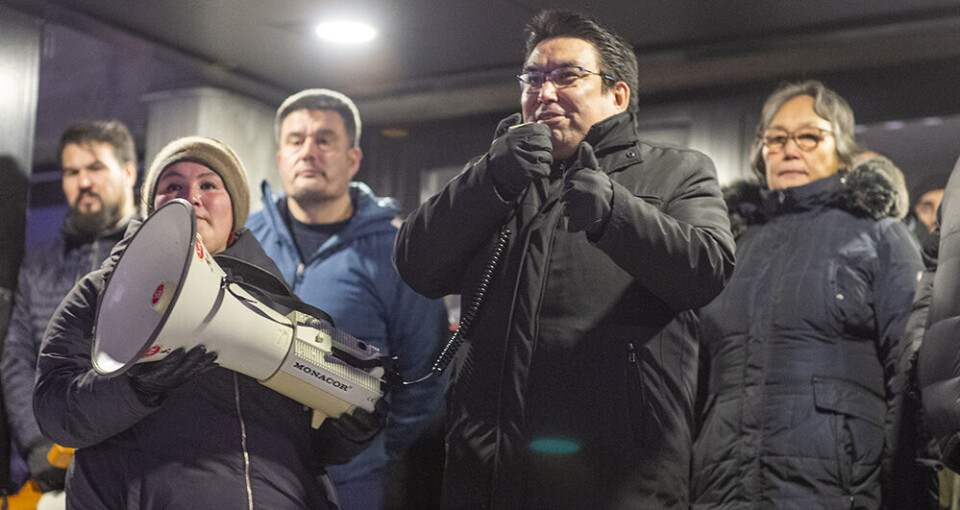 Vittus Qujaukitsoq var ikke bleg for at møde de knap 2000 demonstranter, som i går deltog i en demonstration under ordene 'Nok er nok' om afgiftsforhøjelserne af en række varer.