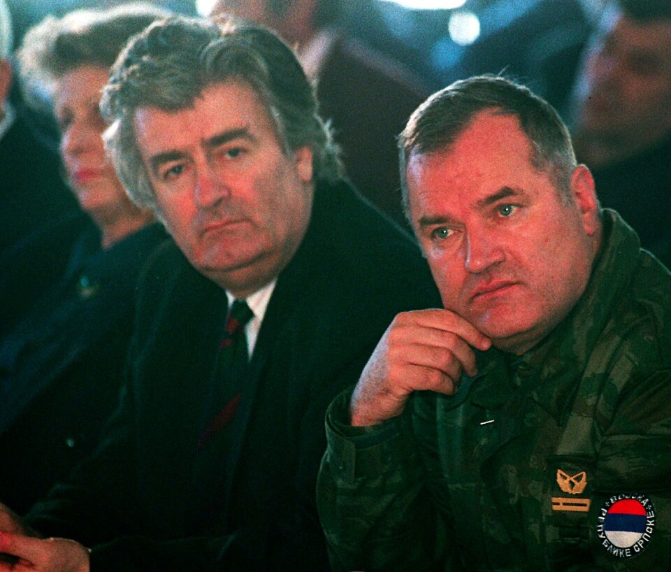 Serbien har anholdt den eftersøgte tidligere bosniske-serbiske hærchef Ratko Mladic (til højre). De bosniske serberes daværende politiske leder, Radovan Karadzic (til venstre), skjulte sig i mange år i Serbien under en falsk identitet, men blev opsporet og er nu for retten ved krigsforbryderdomstolen i Haag. Arkivfoto: AP Photo/Srdjan Ilic