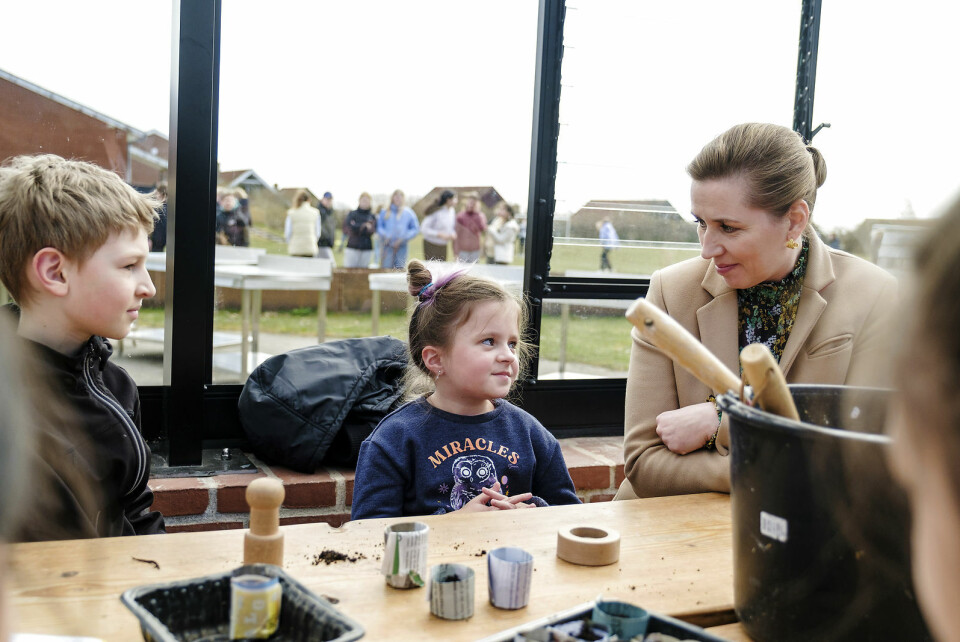 Statsminister Mette Frederiksen besøgte Bornholm, torsdag den 7. april 2022. Her mødte hun blandt andet flygtningebørn fra UkrainAnna Prokopiuk er fra Ukraine, men har boet i Danmark i 3 år og hun kan derfor hjælpe med at tolke for de nyankomne flygtninge.