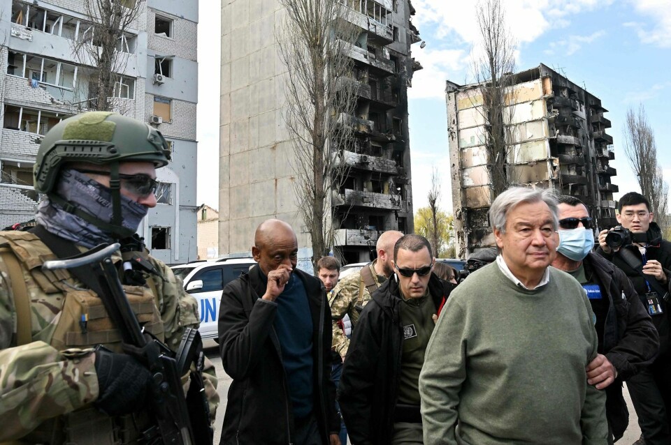 FN's generalsekretær, Antonio Guterres, i byen Borodjanka uden for Kyiv torsdag. Russiske styrker er anklage for at have dræbt civile i byen.