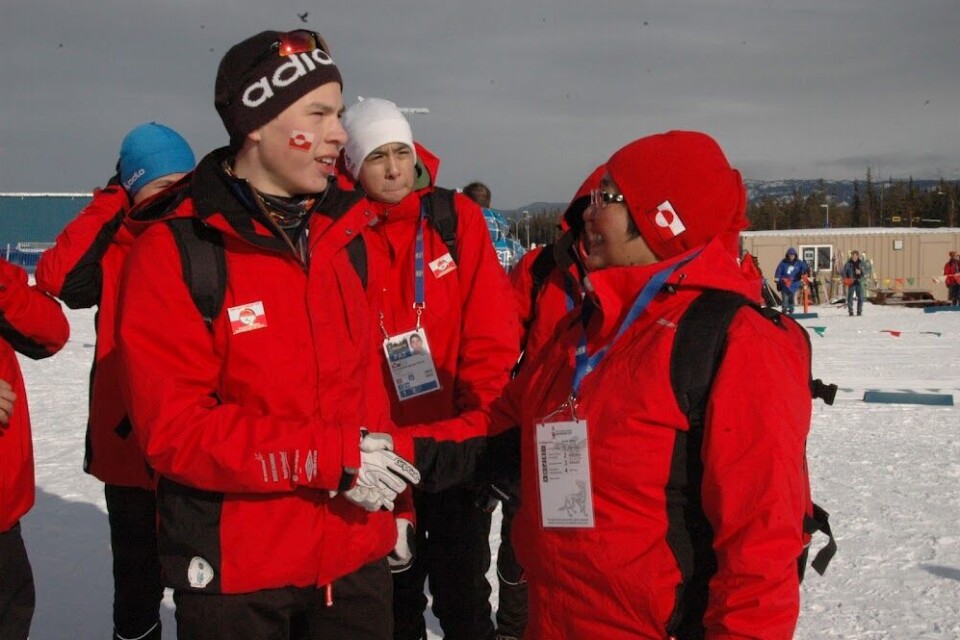 Sportens minister, Mimi Karlsen, lykønsker guldvinderen Aka Olsen. Foto: John Jakobsen Aka Olsen får sin medalje ved ceremonien efter løbet. Foto: John Jakobsen De tre medaljemodtagere – guldvinderen Aka Olsen i midten under den grønlandske nationalmelodi. Foto: John Jakobsen Mon medaljen er af rigtig guld, synes Aka Olsen at tænke, da han bider i medaljen for at mærke kvaliteten af guldet. Foto: John Jakobsen Guldvinder Aka Olsen skal selvfølgelig bæres i en guldstol. Foto: John Jakobsen Aka Olsen i aktion på løjpen – godt halvvejs gennem distancen. Foto: John Jakobsen Så er guldet hjemme. Aka Olsen har passeret målstregen. Foto: John Jakobsen Aka Olsen har brugt alle sine kræfter på at sikre den første guldmedalje til Grønland. Foto: John Jakobsen Sportens minister, Mimi Karlsen, lykønsker guldvinderen Aka Olsen. Foto: John Jakobsen Aka Olsen får sin medalje ved ceremonien efter løbet. Foto: John Jakobsen De tre medaljemodtagere – guldvinderen Aka Olsen i midten under den grønlandske nationalmelodi. Foto: John Jakobsen Mon medaljen er af rigtig guld, synes Aka Olsen at tænke, da han bider i medaljen for at mærke kvaliteten af guldet. Foto: John Jakobsen Guldvinder Aka Olsen skal selvfølgelig bæres i en guldstol. Foto: John Jakobsen Aka Olsen i aktion på løjpen – godt halvvejs gennem distancen. Foto: John Jakobsen Så er guldet hjemme. Aka Olsen har passeret målstregen. Foto: John Jakobsen Aka Olsen har brugt alle sine kræfter på at sikre den første guldmedalje til Grønland. Foto: John Jakobsen