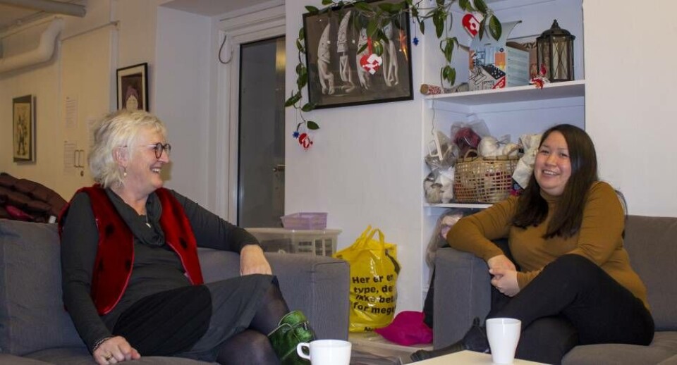 Mentee Gerda Rafaelsen og mentor Marianne Olsen har de sidste års tid opbygget et solidt og nært forhold via mentorordningen Ilik. Her sidder de i Iliks lokaler på det Grønlandske Hus i København.