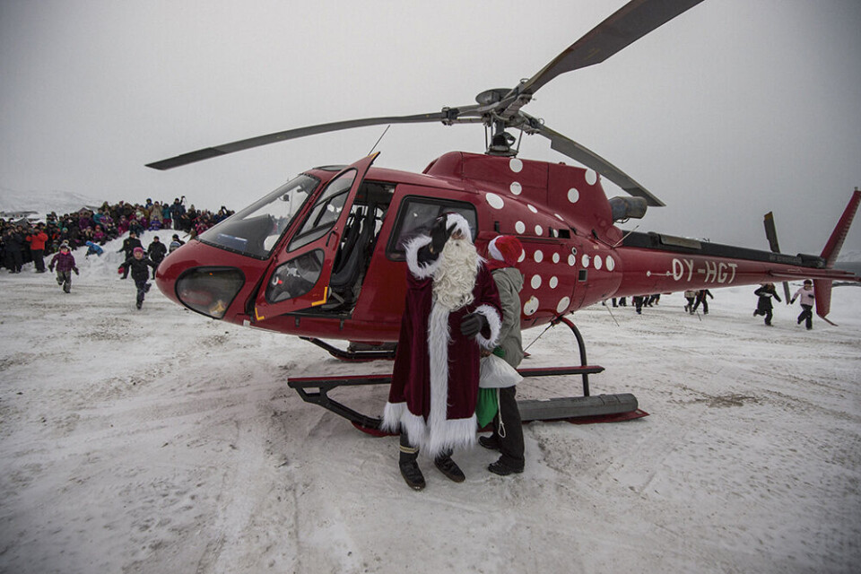 Julemanden og hans hjælpere lander hvert år foran landshospitalet, Dronning Ingrids Hospital. Han kommet til børnene der er indlagt på sygehuset, men også alle børn og barnlige sjæle, der kommer ham i møde når han lander foran DIH, bliver tilgodeset med julegodter.