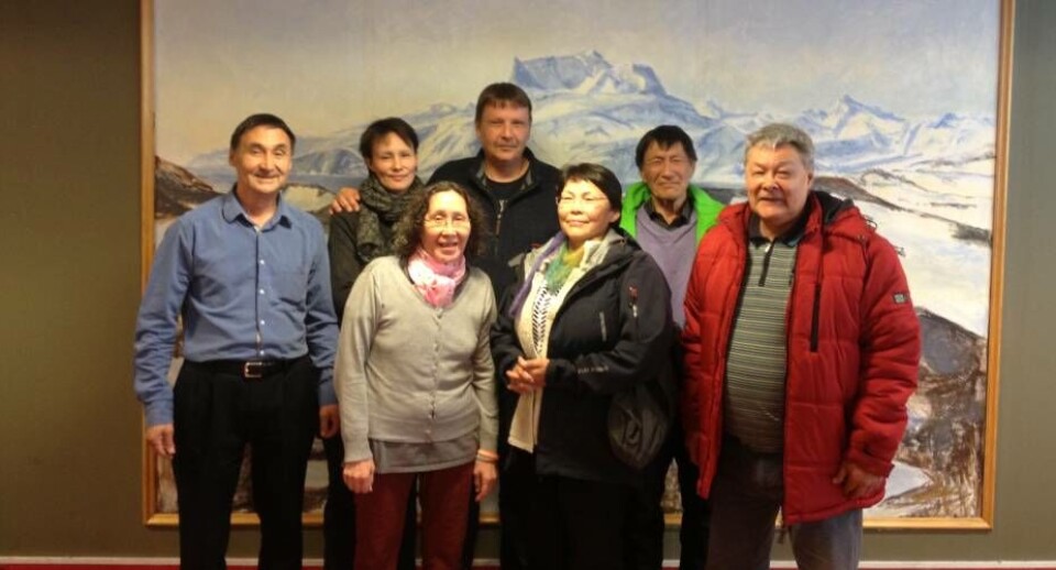 På billedet ses - fra den nye partiafdeling i Nuuk - Peter Kleemann (formand), Paninnguaq Møller, Kim Møller Olsvig, Ruttsi Lynge Lennert, Karl Olsen og Elias Heilmann og Bodil Petrussen (sinniisussat)