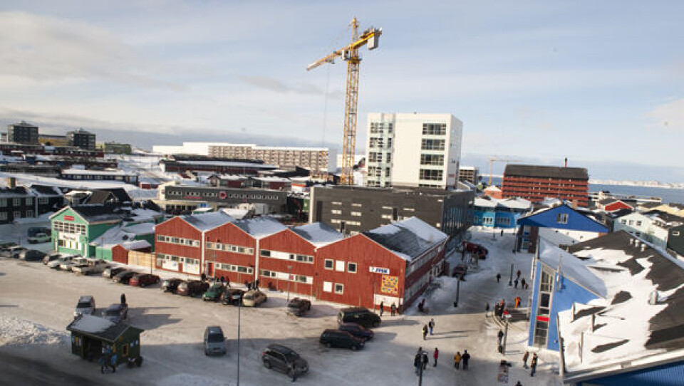Et nyt ejendomsselskab Nuuk City ApS vil rive det gamle posthus ned for at give plads til et butiks- og kontorcenter i tre etager. Foto:?Leiff Josefsen.