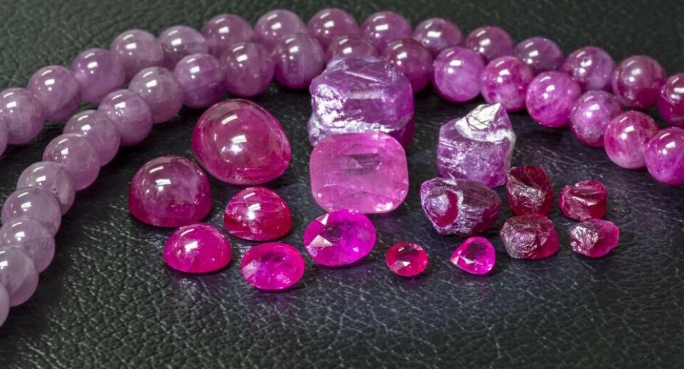 Greenland Ruby satser på at få solgt sit store lager med en million smykkesten, så Aappaluttoq-minen kan startes igen. Målet er, at produktionen går i gang næste år. Rubinforekomsterne ved Qeqertarssuarsiaat er tre milliarder år gamle.