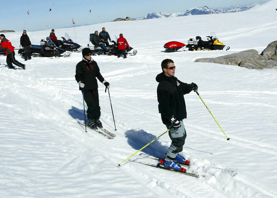 Kronprinsparret besøger Apussuit skicenter i 2004. Kronprinsesse Mary og Kronprins Frederik på ski. Kronprinsparret i Apussuit