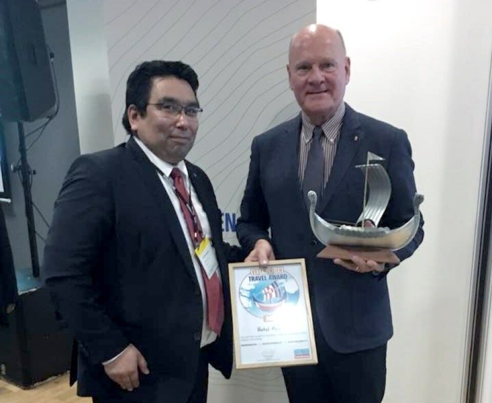 Direktør Erik Bjerregaard modtager Vestnorden Travel Award flankeret af Vittus Qujaukitsoq, naalakkersuisoq for erhverv, arbejdsmarked og handel.