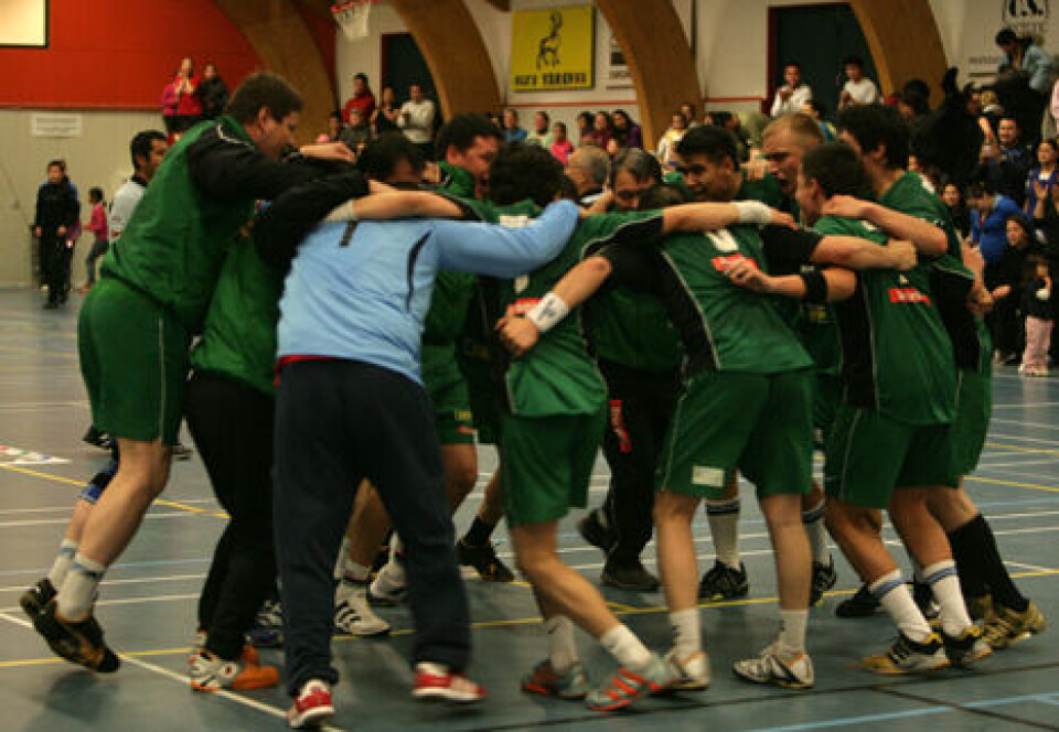 GSS i sejrs dans efter finalen. / GSS celebrate their victory in the finals Finn K. Mortensen fra GMS overrakte en check på 4.000 kroner til vinderne. GSSs helt store spiller i finalen Miki Heilmann tog imod checken på sit holds vegne. / Miki Heilmann received the 4000 winners' purse from tournament sponsor GMS on behalf of the GSS squad. GSS i sejrs dans efter finalen. / GSS celebrate their victory in the finals Finn K. Mortensen fra GMS overrakte en check på 4.000 kroner til vinderne. GSSs helt store spiller i finalen Miki Heilmann tog imod checken på sit holds vegne. / Miki Heilmann received the 4000 winners' purse from tournament sponsor GMS on behalf of the GSS squad. GSS i sejrs dans efter finalen. / GSS celebrate their victory in the finals Finn K. Mortensen fra GMS overrakte en check på 4.000 kroner til vinderne. GSSs helt store spiller i finalen Miki Heilmann tog imod checken på sit holds vegne. / Miki Heilmann received the 4000 winners' purse from tournament sponsor GMS on behalf of the GSS squad.
