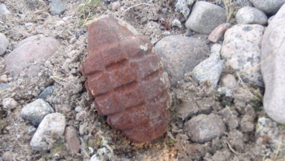 Ananasgranaten fundet i Kangerlussuaq. Foto: Grønlands Kommando.