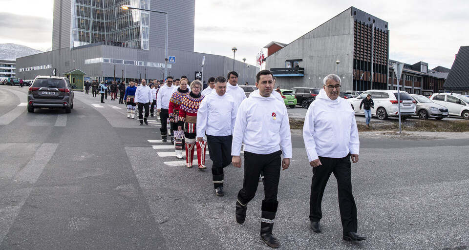 Hans Enoksen (N) leder formandskabet i Inatsisartut, der lempet deres egne coronaregler op til mandagens møde i salen.