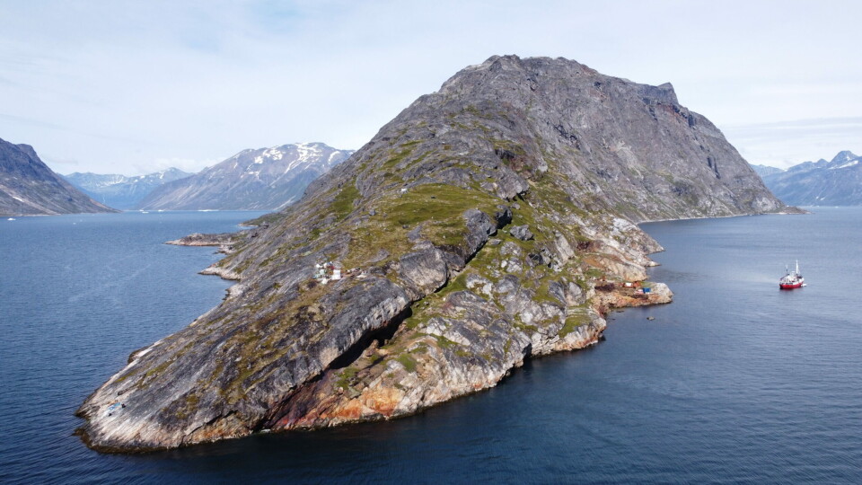 Øen Amitsoq ligger ca. 20 kilometer fra Nanortalik. På øen findes en større grafitforekomst, som Mining har planer om at udvinde. GreenRoc