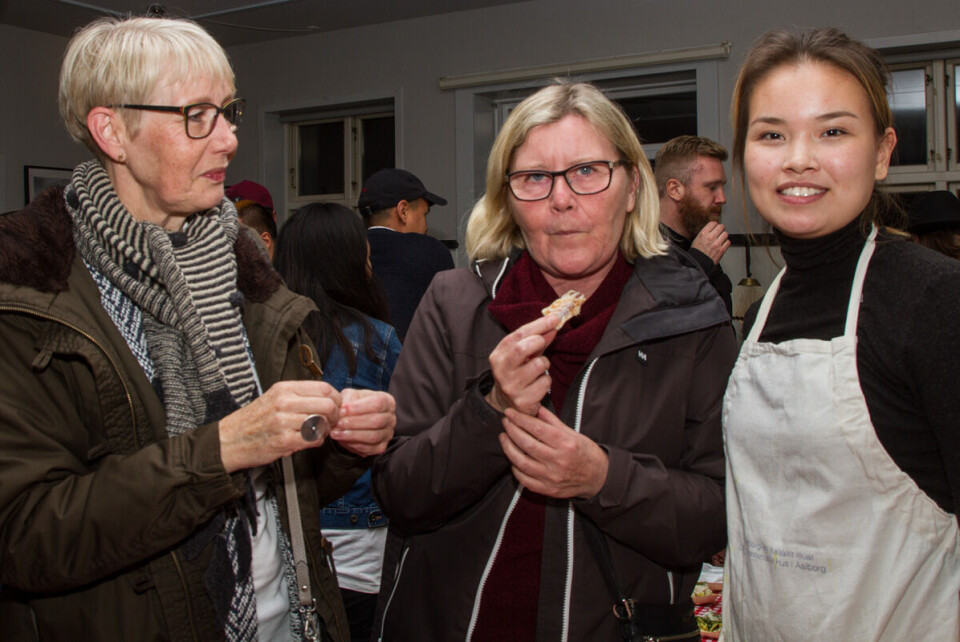 De grønlandske højskoleelever havde allieret sig med Arctic Street Food fra Aalborg. Kitannguaq Levisen bød vendelboerne på tørfisk til aftenskaffen.