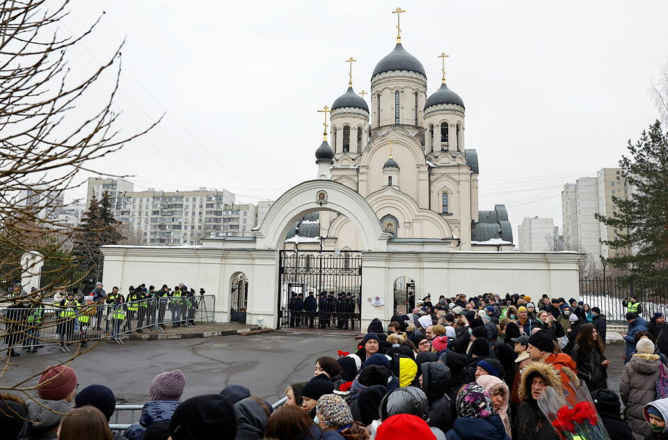 Folk samles fredag foran den kirke, hvor Navalnyj begraves.