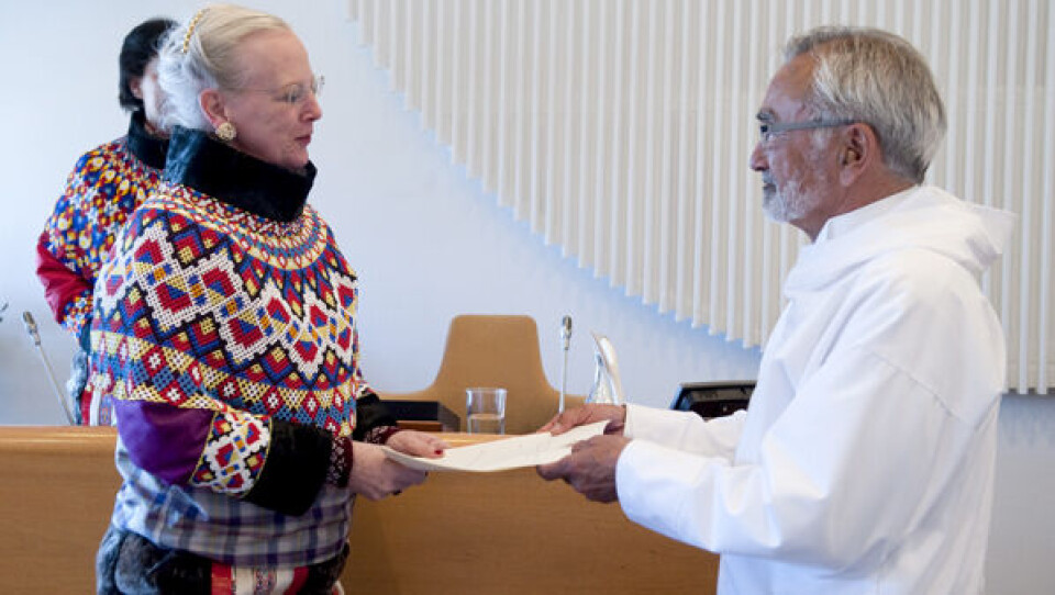 Dronning Margrethe overrakte selvstyreloven til landstingsformand Josef Motzfeldt. Foto: Leiff Josefsen Josef Motzfeldt kvitterede for modtagelsen med et høfligt buk. Foto: Leiff Josefsen Dronning Margrethe overrakte selvstyreloven til landstingsformand Josef Motzfeldt. Foto: Leiff Josefsen Josef Motzfeldt kvitterede for modtagelsen med et høfligt buk. Foto: Leiff Josefsen Dronning Margrethe overrakte selvstyreloven til landstingsformand Josef Motzfeldt. Foto: Leiff Josefsen Josef Motzfeldt kvitterede for modtagelsen med et høfligt buk. Foto: Leiff Josefsen