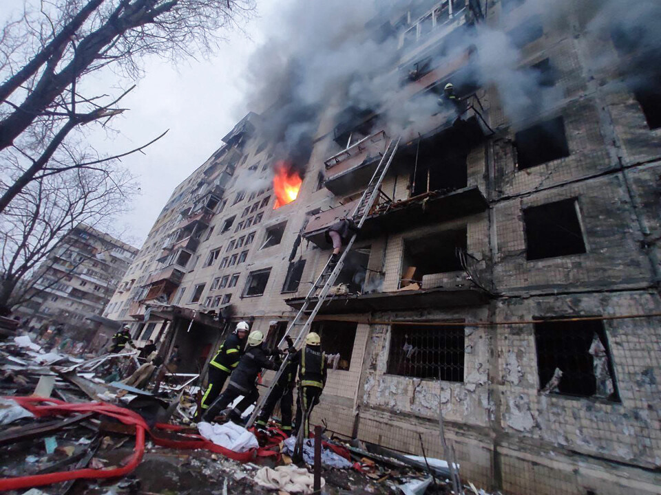Brandmænd arbejder på at slukke en brand i en lejlighedsbygning, der er ramt af beskydning i Obolon-distriktet i Kiev. - Et russisk luftangreb på en boligbygning i Kiev dræbte én og sårede flere andre, sagde ukrainske beredskabstjenester den 14. marts. Kilde: AFP FOTO / Ukraines statslige nødhjælp.