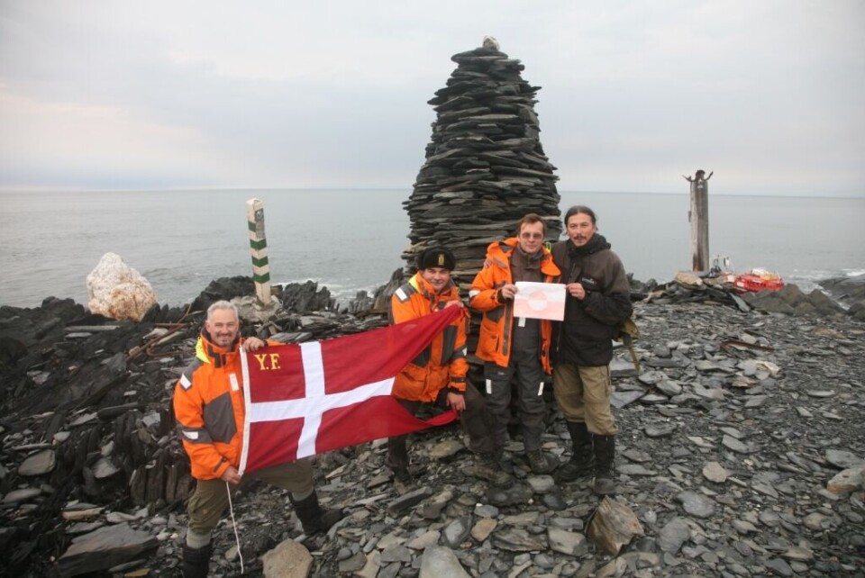 De fire polarhelte fra 'Polar Passage 2000'/ 'Ishavet rundt' : Anders Bilgram, Frederik Lynge, Sergey Epishkin og Ole Jørgen Hammeken på nordspidsen af Sibirien - Kap Tjeluskin - ved Roald Amundsen's varde som Amundsen byggede i 1928, da han som den første var på vej til at sejle rundt om Ishavet. / During the 2008 leg, Hammeken and Lynge were joined by Dane Anders Bilgram and Russian Sergey Epishkin. Here, they pose at Cape Cheluskin, Siberia's northernmost point, where a carin erected by Roald Amundsen during his 1928 Arctic circumnavigation still stands