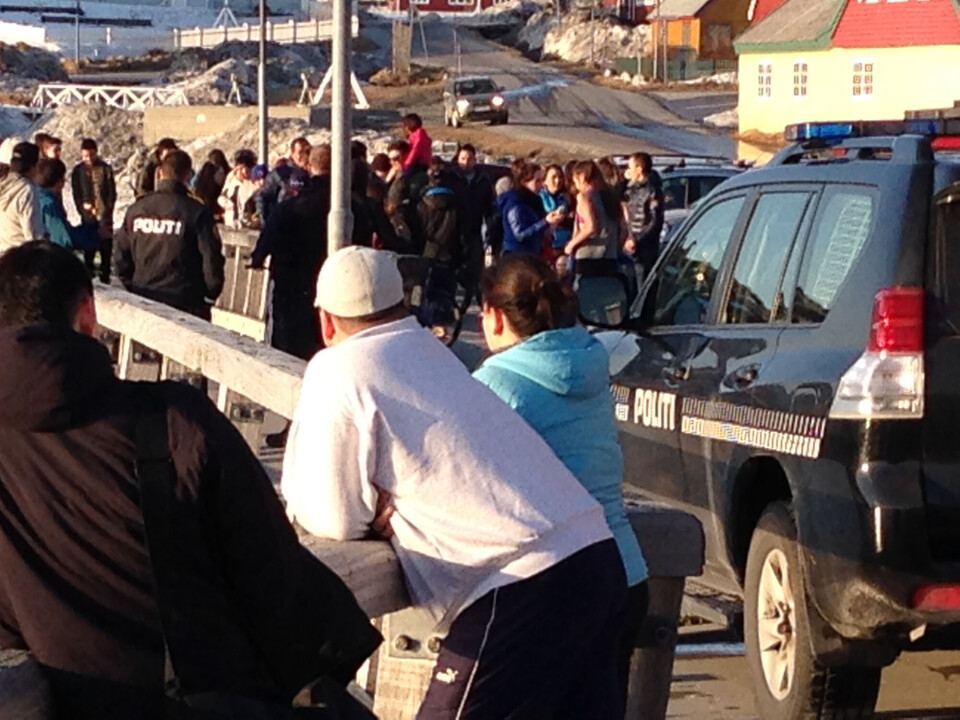 Det skabte stor opmærksomhed, da børn på 7 år og lidt ældre sprang i vandet i kolonihavnen i Nuuk mandag sidst på eftermiddagen. Politiet fraråder alle børn mod at hoppe i det iskolde vand