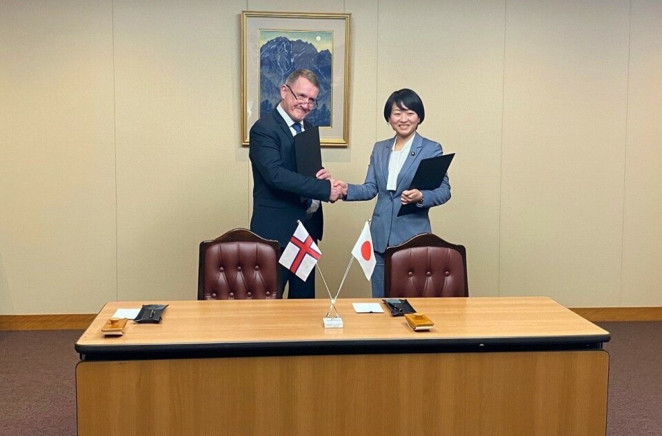 Landsstyremanden for udenrigsanliggender, Jenis av Rana, er rejst til Japan for sætte sin underskrift på en samarbejdsaftale. Udenrigsminister Takako Suzuki underskrev aftalen for Japan.