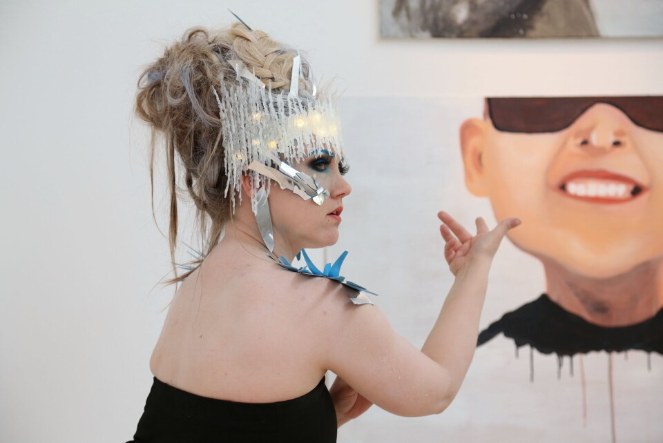 Inspireret af indlandsisen, der optræder i flere kunstværker, havde Natascha Petersen sammen med Salon Priscilla stylet danseren Madelaine Gordon Graadahl