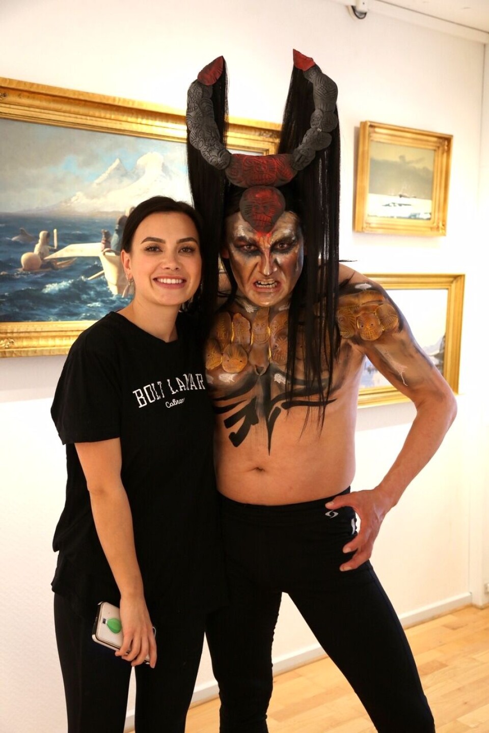 Makeup-kunstneren Natascha Petersen sammen med skuespiller Klaus Geisler udsmykket med inspiration fra tupilakkerne