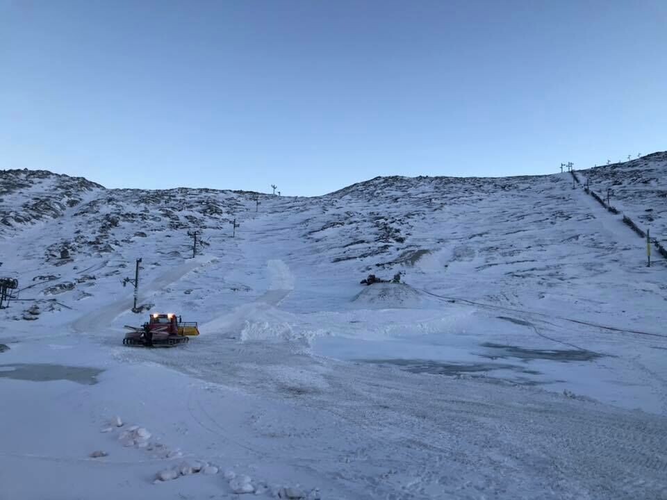 Der er ikke meget sne i Skiliften i Nuuk denne vinter. Skiliftens medarbejdere gør hvad de kan med den lidt sne de har til rådighed fra snekanonerne
