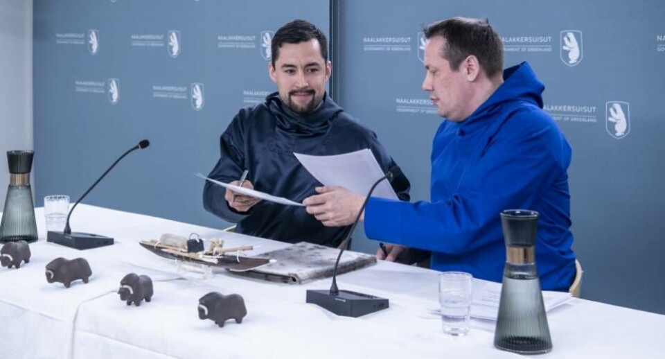 IA og Siumut underskrev koalitionsaftalen den 4. april 2022. Ingen af de tre kandidater til formandsposten i Siumut kan udtale sig om hvorvidt koalitionen overlever Siumuts landsmøde.