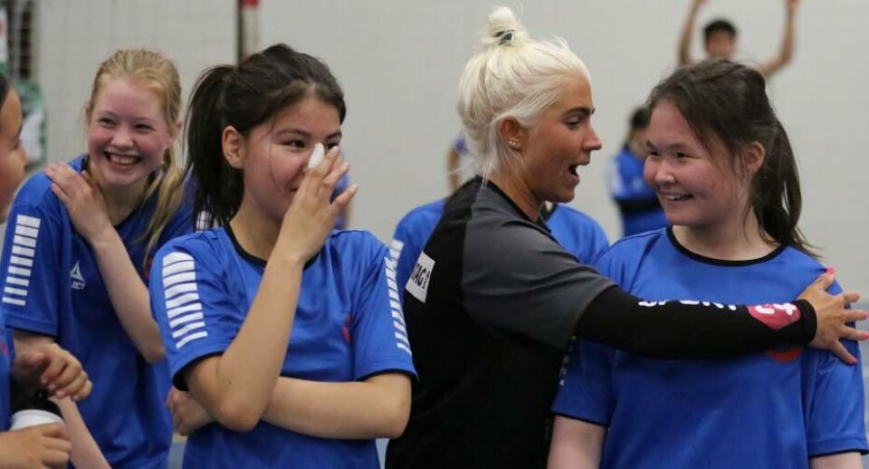 Kristina 'Mulle' Kristiansen instruerer.