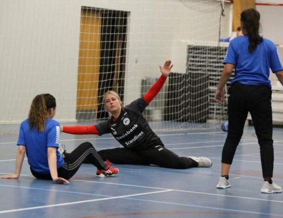 Sådan piger! NFH målmand Natasja Clausen viser, hvordan man fylder meget i målet