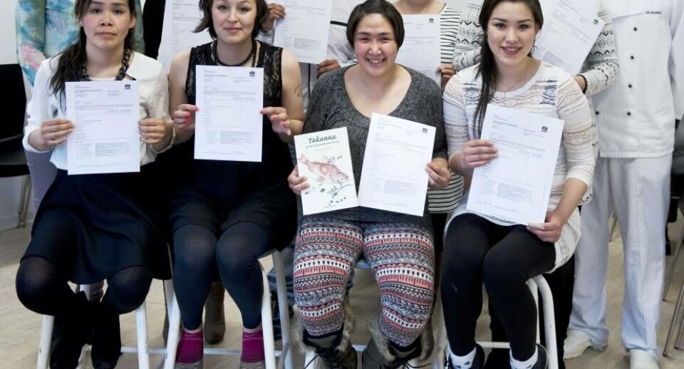 Forreste række fra venstre: Anna Birthe Knudsen, Uummannaq, Sille-Cecilie Dahl, Paamiut, Karoline Nakinge, Nuussuaq og Elisabeth Lange, Paamiut.Bagerst fra venstre: Faglærer, PB. i ernæring & sundhed Tina Lis Lauridsen, Dorthe Petersen, Upernavik, Gaba Uitsatikitseq, Tasiilaq, Evnike Petersen, Upernavik, Doris Gundel, Ilulissat, og yderst til højre faglærer, diætist Casper Bjerre Haase. Magdaline Kruse fra Ilulissat var ikke til stede