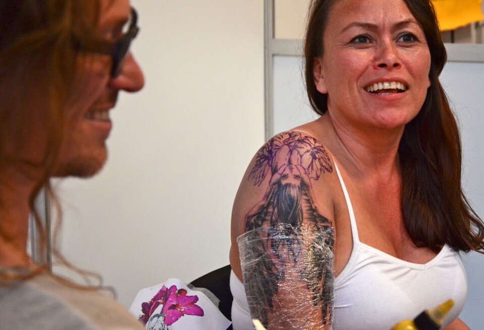 Grønlandsk myte om solen er nu tatoveret på konsulent Lene Marr Spore, der sad i syv og halv time sammen med den islandske tatovør Jon Pall, der i øjeblikket gæster København sammen med hundredevis af tatovører fra hele verden. Foto: Arktis Media Færdig! efter syv timer under nålen. Foto: Privat
