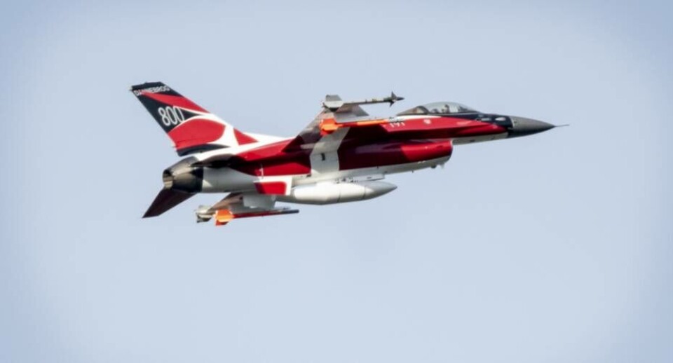 Dannebrogsfarvet F-16 fløj Danmark rundt