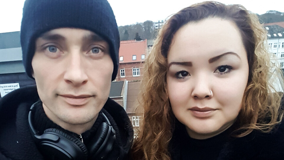 Paarnannguaq og Knud på altanen i deres lejlighed i Randers