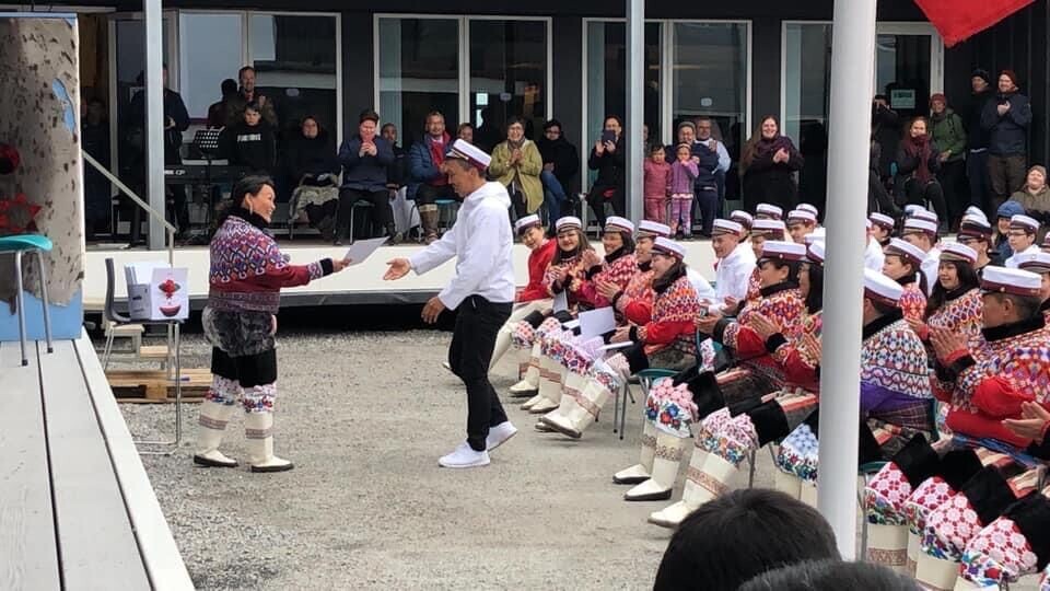 Her ses Lars Møller, da han fik sin hue i GUX Aasiaat. Han var den eneste mand i sin klasse, der blev student