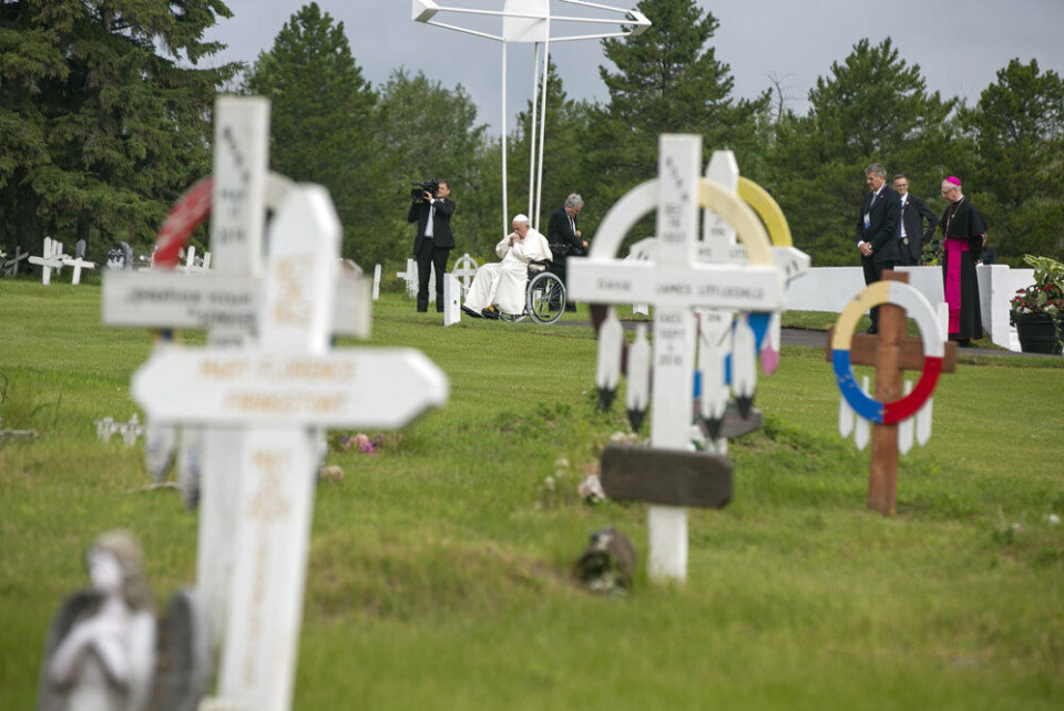 Pave Frans beder på Ermineskin Kirkegård tæt på den tidligere kostskole i Maskwacis i Canada. Den 85-årige pave har givet en længe ventet undskyldning for grusomme overgreb begået mod det oprindelige folk i Canada gennem årtier. Det skete mandag