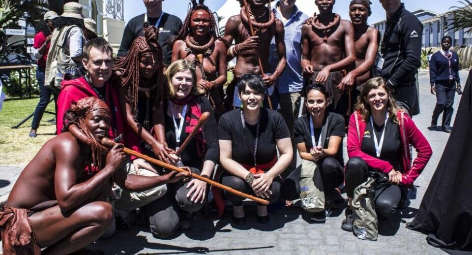 Grønlandske og islandske deltagere til Adventure Travel World Summit i Namibia sammen med en gruppe fra Hemba-stammen