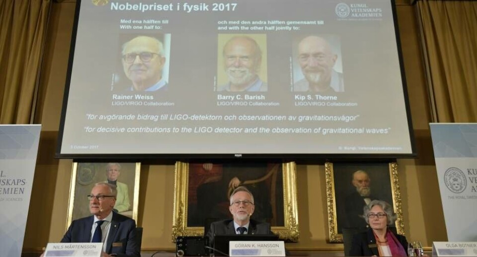 Amerikanerne Rainer Weiss, Kip Thorne og Barry Barish modtager Nobelprisen i fysik for at bekræfte Einsteins forudsigelse af eksistensen af tyngdebølger.