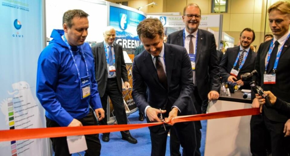 Erik Jensen følger her kronprins Frederiks snoreklip, da den danske stand på PDAC-messen officielt skulle åbnes i Toronto. Til højre for kronprinsen ses energi- og klimaminister Lars Christian Lilleholt.